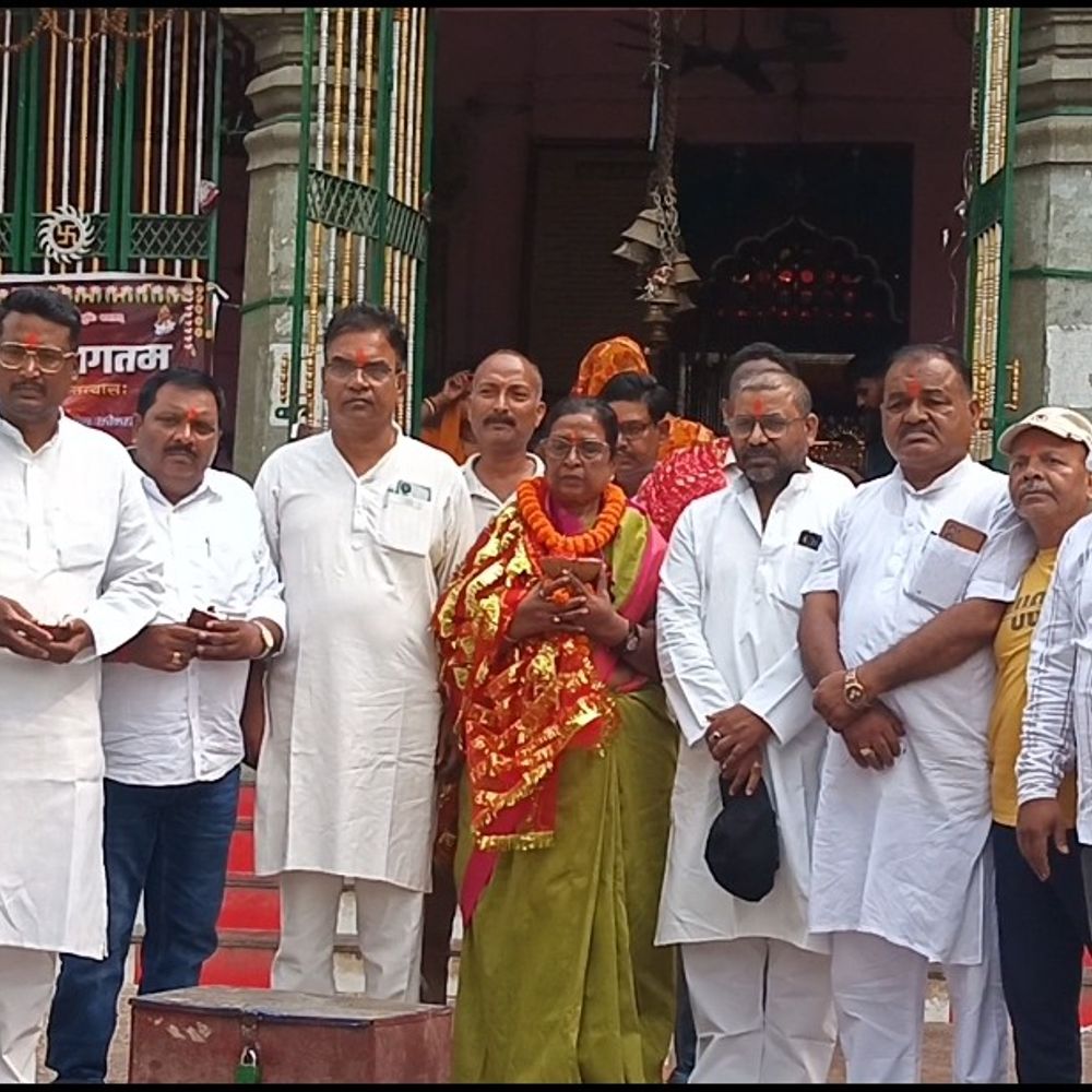 प्रधानमंत्री के कार्यकाल का 12 साल, कार्यकर्ताओं का हवन:बेतिया के ऐतिहासिक दुर्गा मंदिर में MLA ने किया पूजा-पाठ