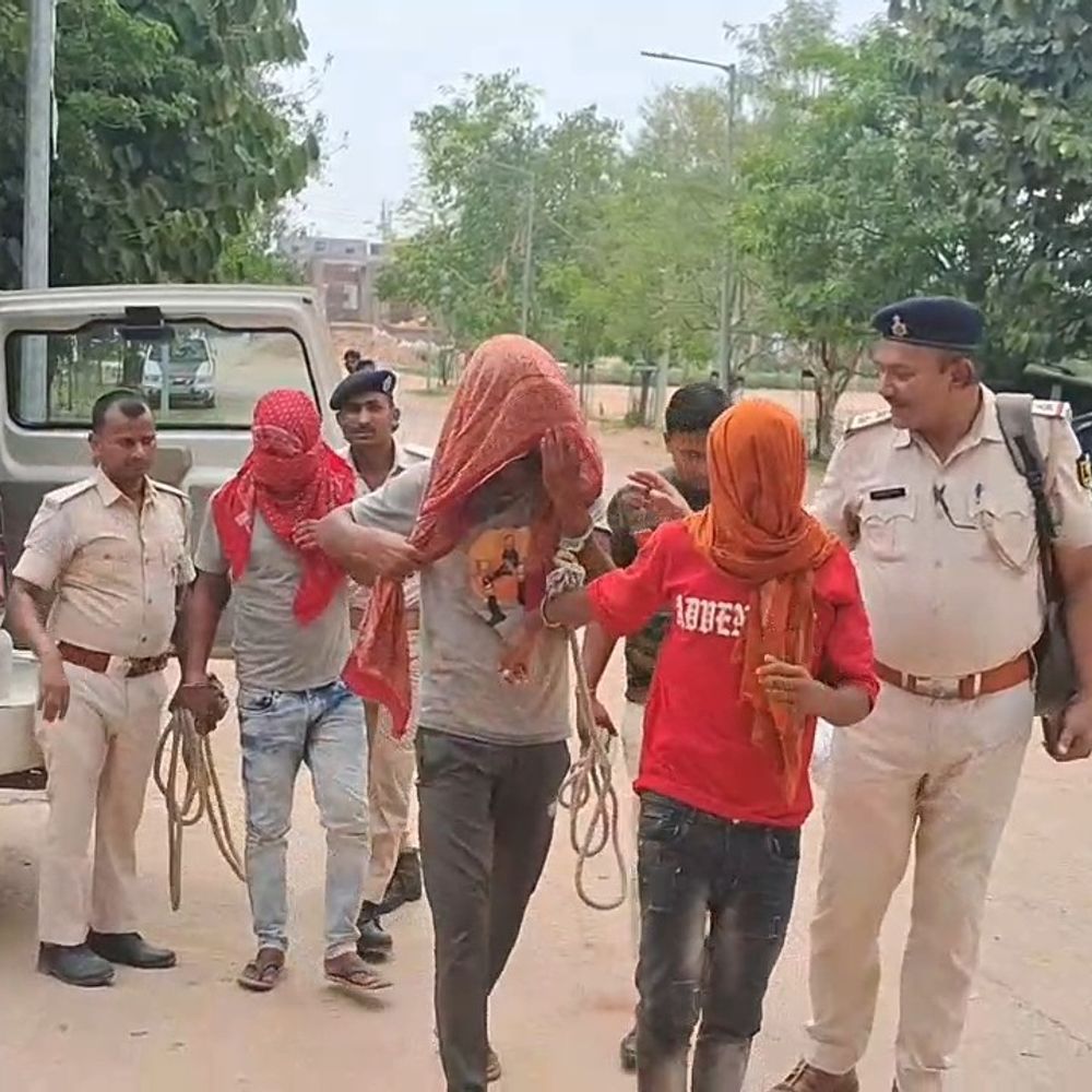 कुदरा पुलिस ने 100 ग्राम हेरोइन पकड़ा:कैमूर में 3 तस्कर गिरफ्तार, कुख्यात गोरख कुमार भी शामिल