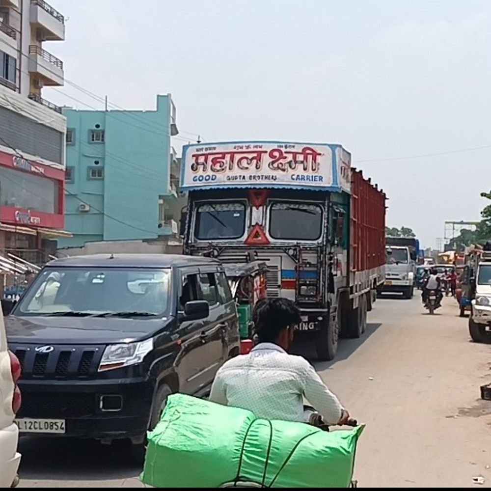 स्टेशन चौक से मुफस्सिल थाना गेट तक ट्रैफिक जाम:बेतिया में घंटों तक फंसे रहे वाहन, चिलचिलाती धूप में लोग परेशान