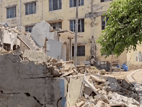 आगरा में ढहाए जा रहे बारिश में गिरे 4 मकान:2 जून को हुई बारिश में गिर गए थे नाले पर बने चारों मकान