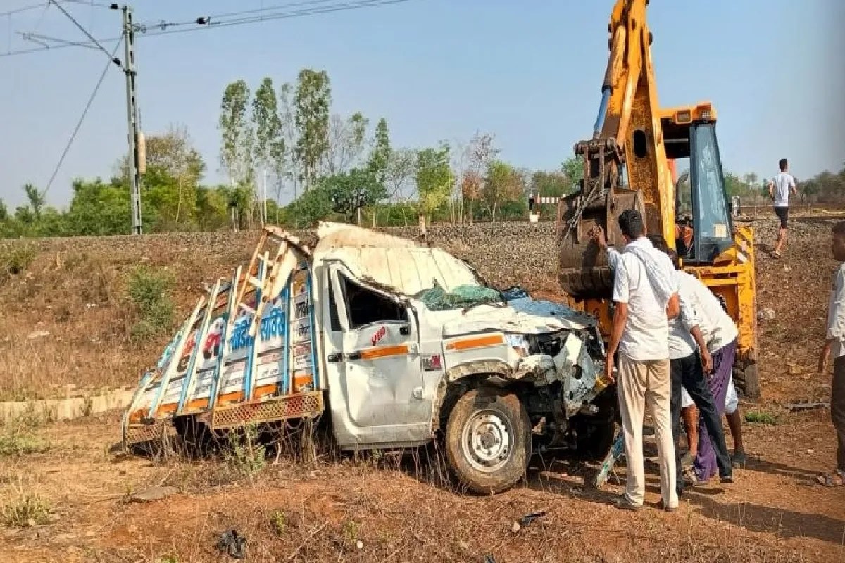 ट्रैक पर फंसा पिकअप, एक्सप्रेस ट्रेन ने उड़ा दिए परखच्चे, ब्यावरा में घंटो खड़ी रही ट्रेनें