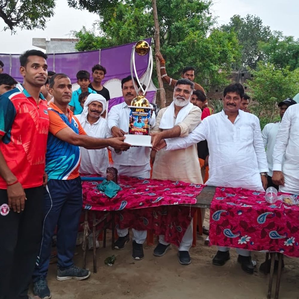 प्रयागराज में पुलिस लाइन एलेवन बनी एमपीएल चैंपियन:मादपुर प्रीमियम लीग के फाइनल में हैदर एलेवन को 12 रन से हराया