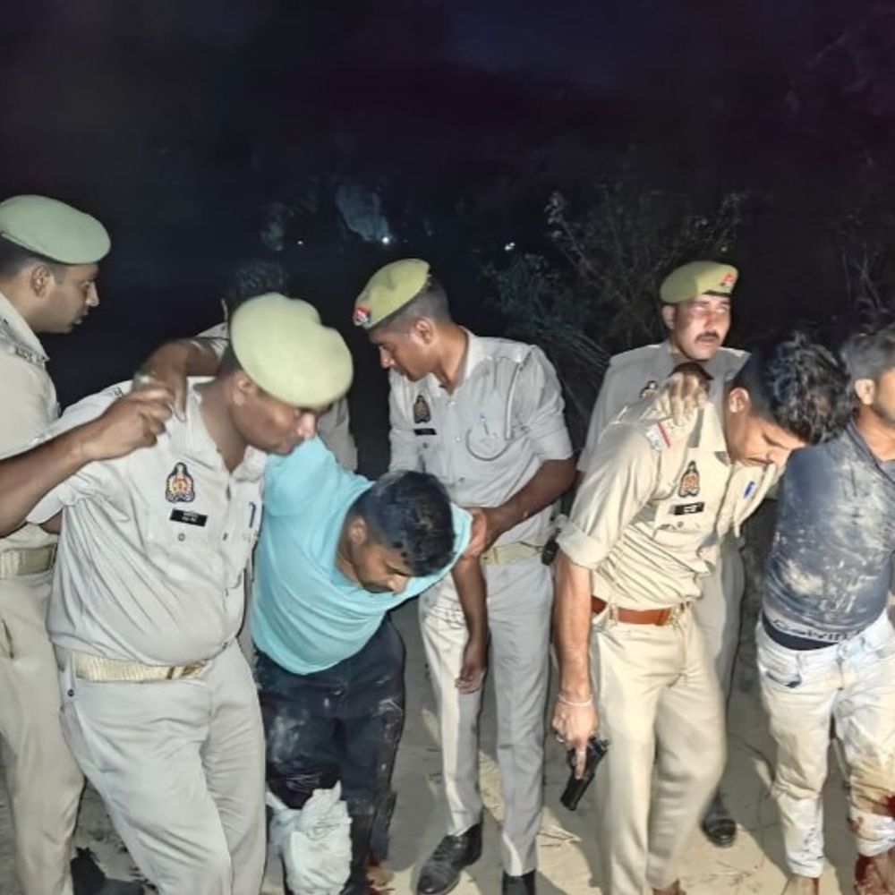 पुलिस मुठभेड़ में दो लुटेरों के पैर में लगी गोली:उत्तराखंड के आरोपियों ने की थी चेन लूट, असलाह; कारतूस और बाइक बरामद