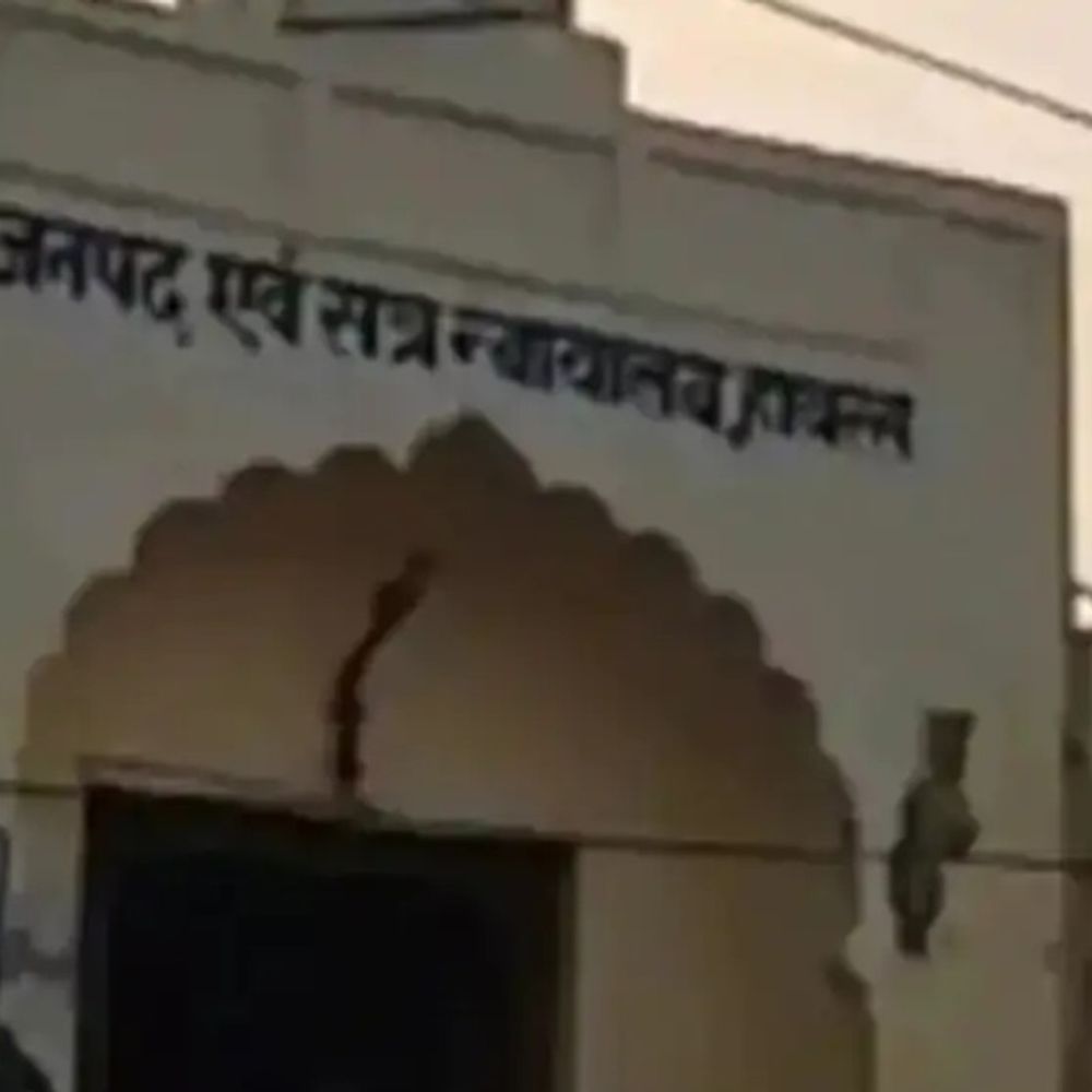 हाथरस में छेड़खानी के दोषी को 2 साल की जेल:2021 में दर्ज हुआ था मामला, कोर्ट ने 5500 रुपये के अर्थदंड की सजा सुनाई