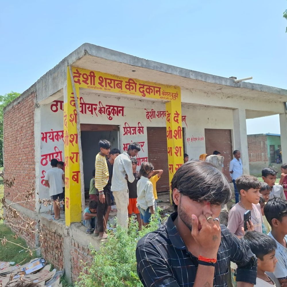 फिरोजाबाद में शराब ठेके पर महिलाओं का हंगामा, VIDEO:बीयर और देसी शराब की बोतलें तोड़ीं, पुलिस ने संभाला