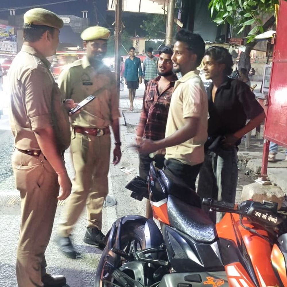 मऊ में यातायात नियम तोड़ने पर कार्रवाई:पुलिस ने 555 वाहनों का चालान किया, 7 सीज