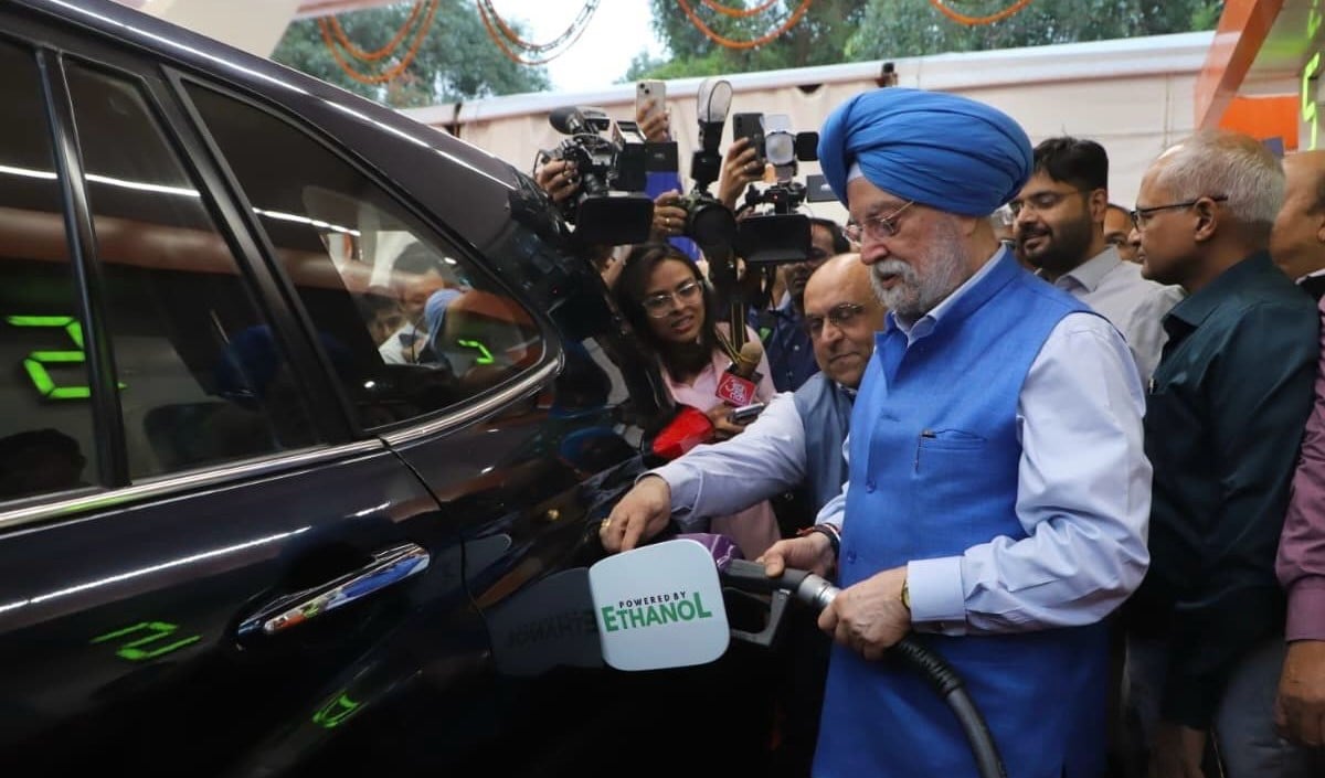 पेट्रोल से ₹20 सस्ता E-85 Fuel लॉन्च, Hardeep Singh Puri बोले- जनता को मिलेगी बड़ी राहत।