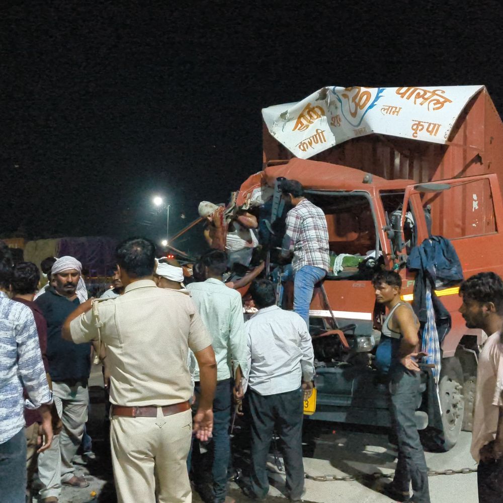 दो ट्रकों की भिड़ंत, एक ड्राइवर की मौत:केबिन में बुरी तरह फंसा, डेढ़ घंटे रेस्क्यू के बाद निकाला बाहर