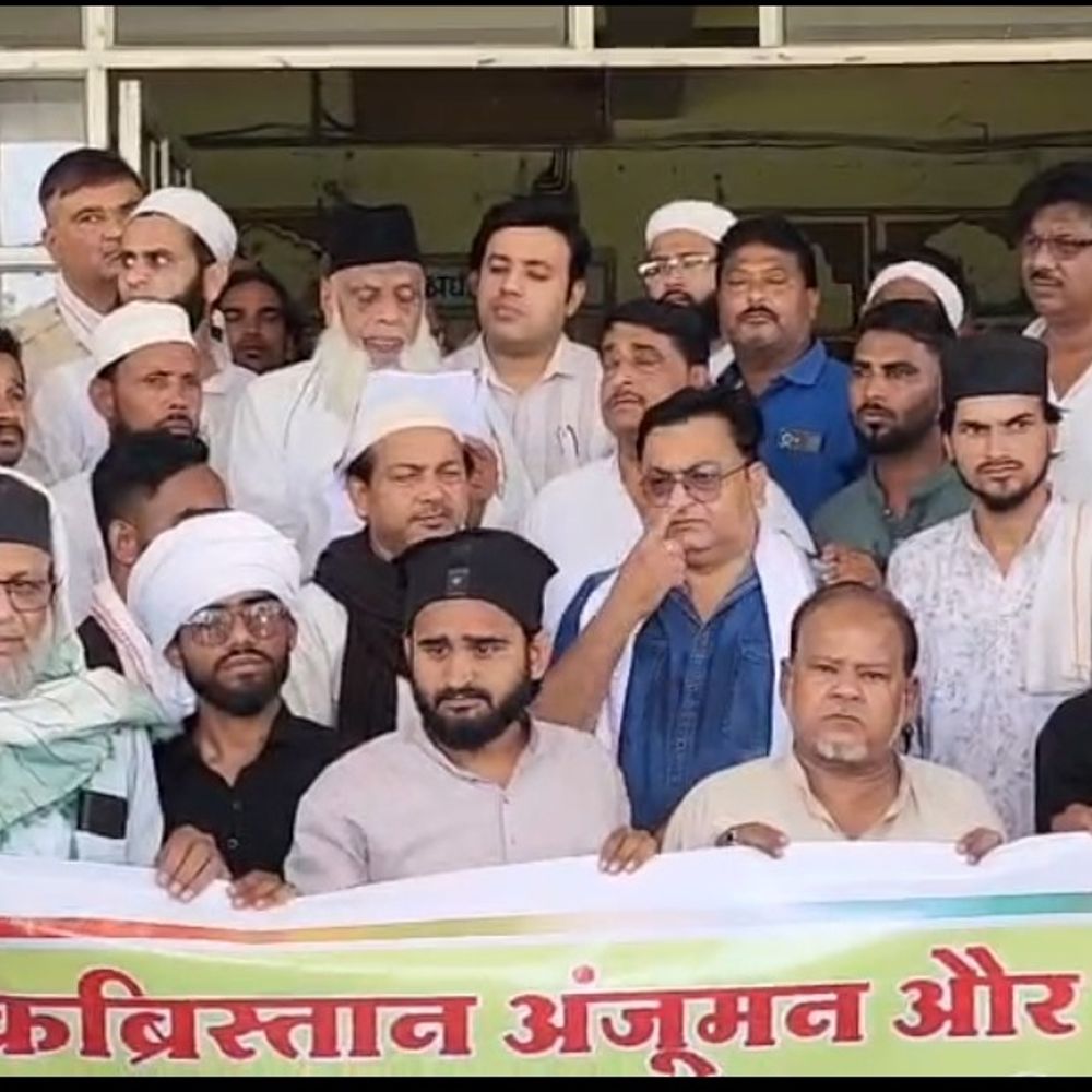 वक्फ संपत्तियों से अतिक्रमण हटाने की मांग:कलेक्टर को सौंपा ज्ञापन, 10 दिन में कार्रवाई न होने पर आंदोलन