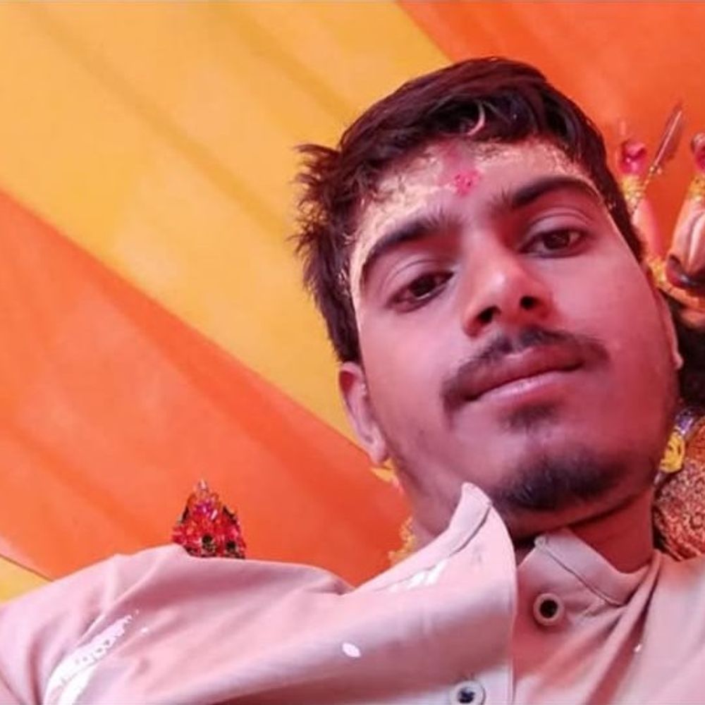 चतरा में मिट्टी भराई के दौरान ट्रैक्टर पलटा:इंजन के नीचे दबकर युवक की मौत, शव पोस्टमार्टम के लिए भेजा गया
