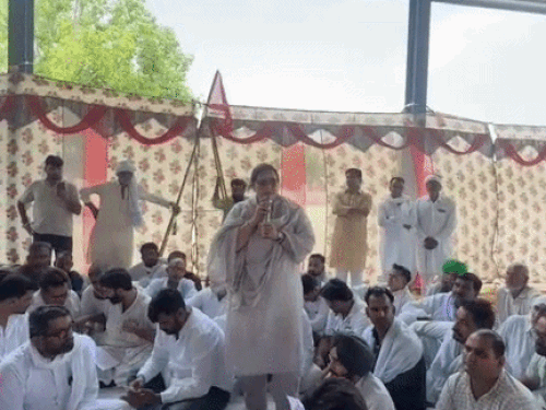 कांग्रेस जिलाध्यक्ष संतोष बोली, थाने में आग लगा देंगे, VIDEO:किसानों पर दर्ज मुकदमे वापस न लेने पर चेतावनी, डबवाली महापंचायत में बोली