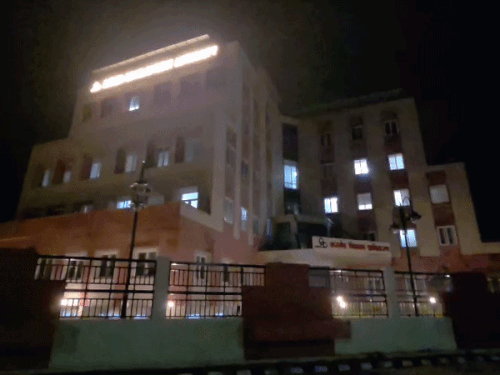ADA मल्टी स्टोरी बिल्डिंग में बिना उपयोग बिजली की बरबादी:प्रशासन बेपरवाह; उद्घाटन की डेट तय नहीं, CMO से हरी-झंडी का इंतजार