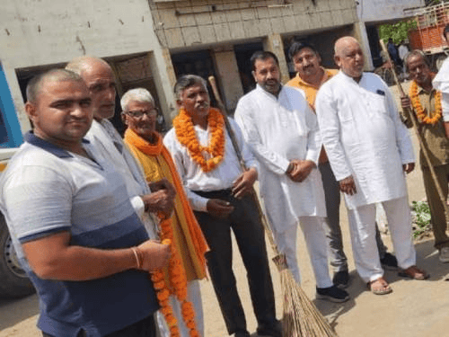 फर्रुखनगर की अनाज मंडी में चलाया विशेष स्वच्छता अभियान:विश्व पर्यावरण दिवस पर सफाई कर्मियों का सम्मान; चेयरमैन रहे शामिल