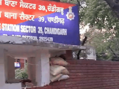 चंडीगढ़ में सड़क किनारे पड़ा मिला शव:नहीं हुई पहचान, पोस्टमार्टम रिपोर्ट के बाद होगा मौत के कारणों का खुलासा