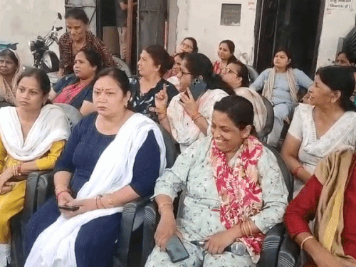 सेटबैक के विरोध में महिलाओं का धरना जारी:मेरठ में श्रीराम कथा, भजन-कीर्तन और हनुमान चालीसा पाठ कर घर बचाने की लगाई गुहार