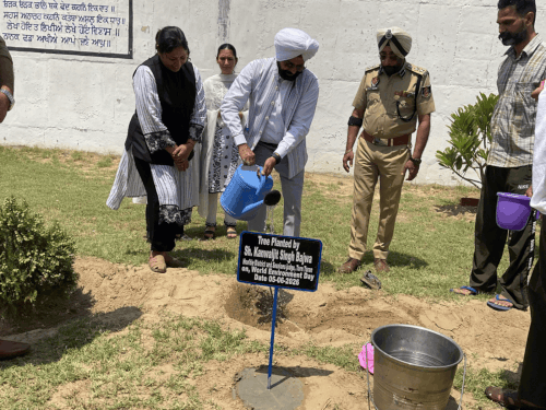 सेंट्रल जेल गोइंदवाल साहिब में जिला न्यायाधीश का दौरा:विश्व पर्यावरण दिवस पर पौधे लगाए, कैदियों की सुनी समस्याएं