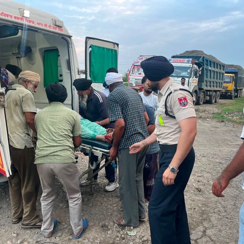 बटाला के पास भीषण सड़क हादसा::मां वैष्णो देवी से लौट रहे मानसे के श्रद्धालुओं की ट्रैवलर टिप्पर से टकराई, 2 की मौत, 14 घायल