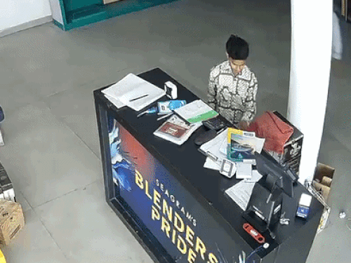 चंडीगढ़ शराब ठेके में चोरी CCTV में कैद घटना:ताले तोड़कर घुसे दो युवक,कैश-बीयर की दो पेटियां ले गए, पंजाब नंबर की एक्टिवा पर आए