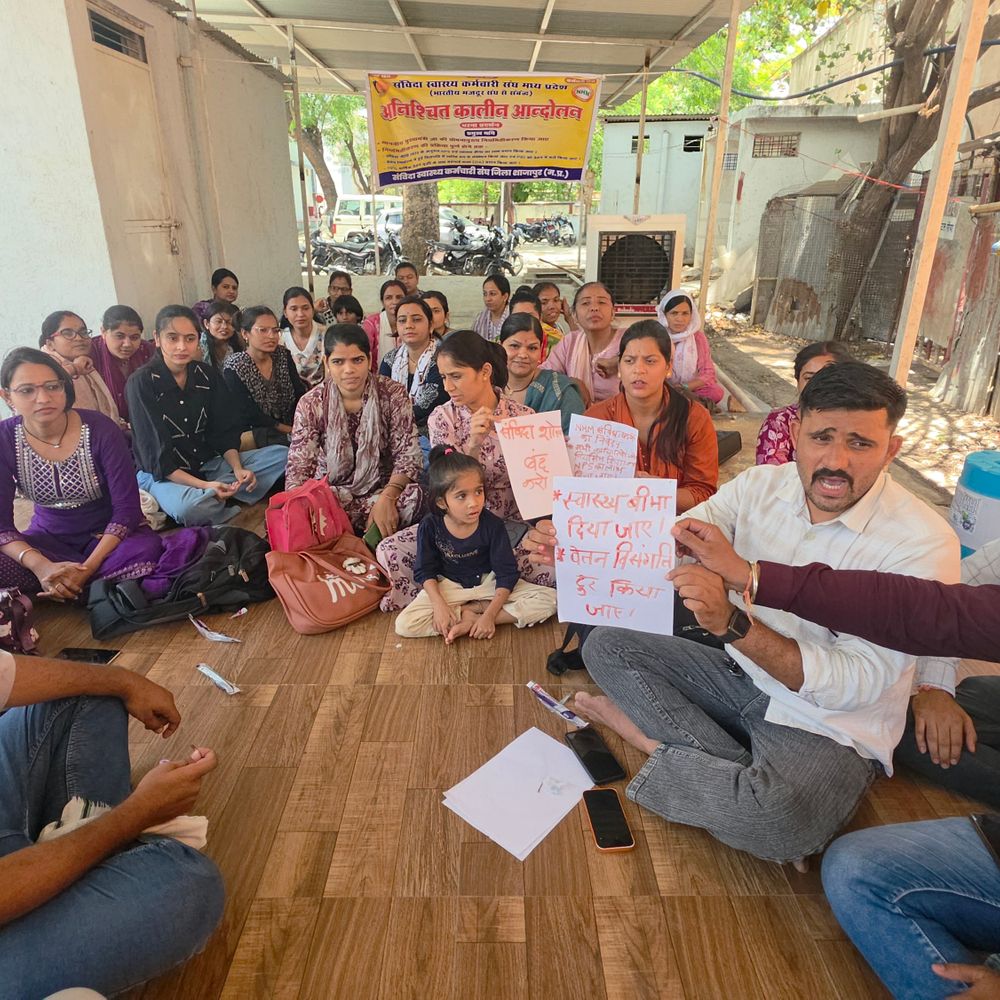 संविदा स्वास्थ्यकर्मियों ने सीएम को खून से लिखा पत्र:शाजापुर में 294 कर्मचारी 8वें दिन भी हड़ताल पर; ग्रामीण क्षेत्रों में स्वास्थ्य सेवाएं ठप