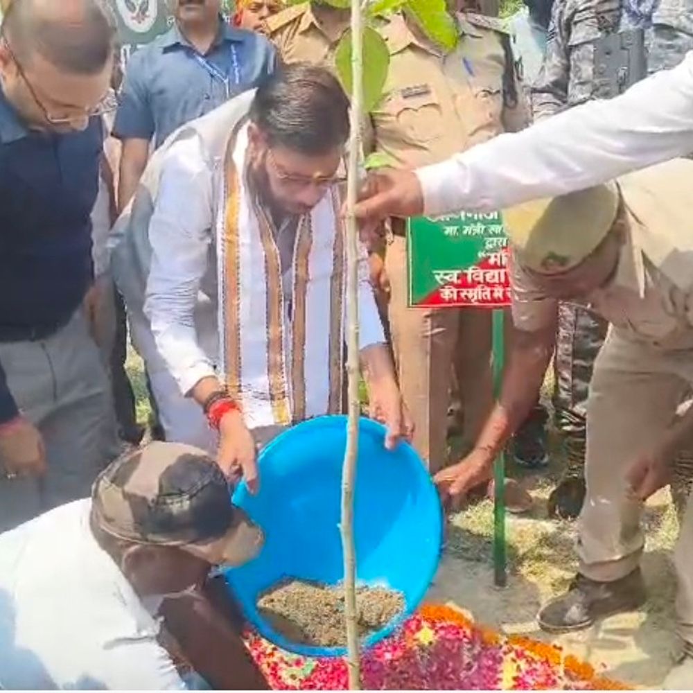 रायबरेली में ‘एक पेड़ मां के नाम’ अभियान शुरू:मंत्री मनोज पांडे ने मां के नाम लगाया पेड़, 8 लाख पौधे रोपे गए