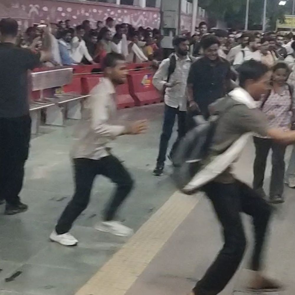 ट्रेन पकड़ने की होड़, बैरिकेड कूदकर ट्रेन में चढ़े अभ्यर्थी:हजारों अभ्यर्थियों से भरा प्रयागराज जंक्शन, RPF ने संभाला मोर्चा