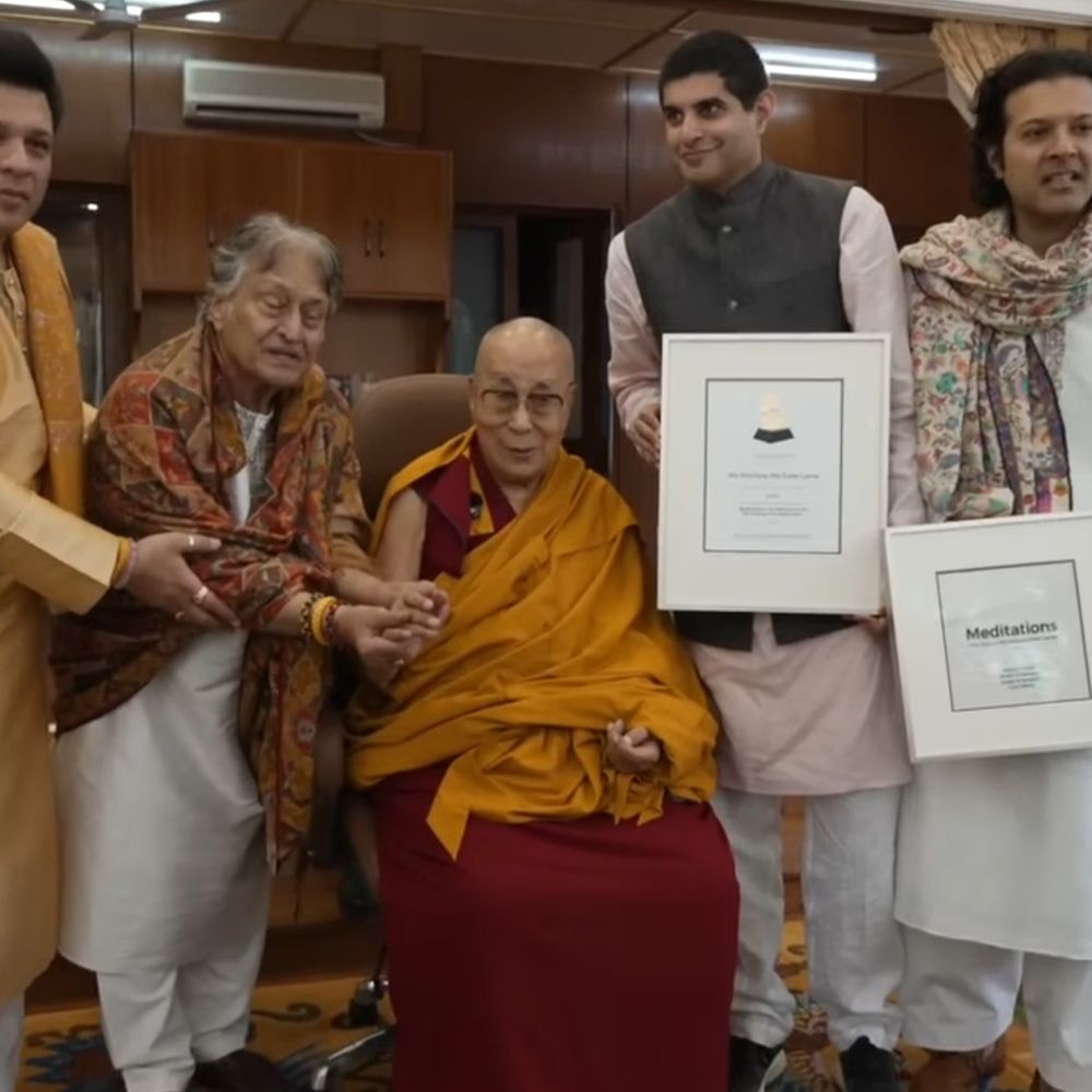 तिब्बती धर्मगुरु दलाई लामा को ग्रैमी अवार्ड:धर्मशाला में उस्ताद अमजद अली ने सम्मान सौंपा; एल्बम ‘मेडिटेशन्स के लिए मिला पुरस्कार