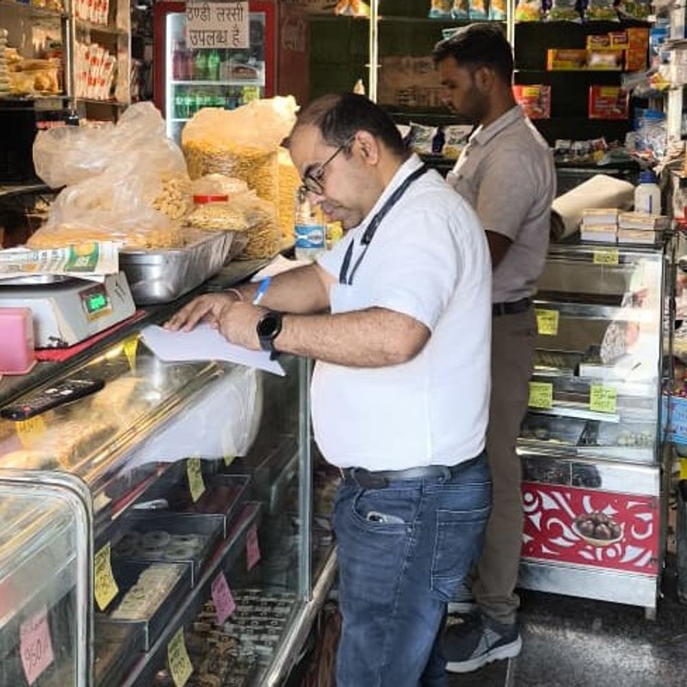 मैहर शहर में केक-मिठाई और नमकीन के सैंपल लिए:फास्ट फूड दुकान पर गंदगी मिलने पर नोटिस दिया, खाद्य विभाग की कार्रवाई