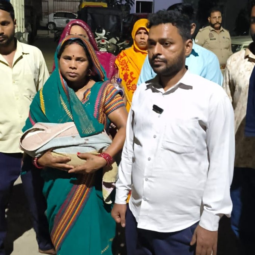नवजात की मौत, परिजन शव लेकर कोतवाली पहुंचे:डॉक्टर और स्टाफ पर कार्रवाई की मांग, एक घंटे तक धरना