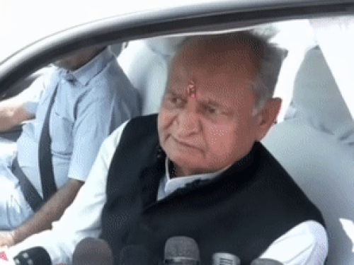 गहलोत बोले-मंत्रियों और प्रशासन की मति भ्रष्ट हो चुकी है:मंत्री जोगाराम पटेल अपने गांव वालों को पानी नहीं दिला सके, उल्टे केस करवा दिया