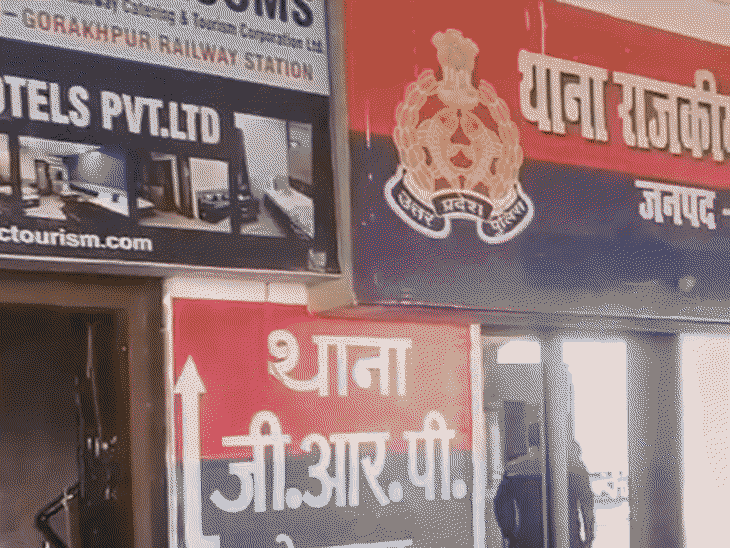 गोरखपुर में स्टेशन से मोबाइल चोर गिरफ्तार:चलती ट्रेन में करता था चोरी, प्लेटफॉर्म पर सो रहे यात्रियों को बनाता था निशाना