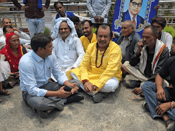 राज्यमंत्री प्रतिभा शुक्ला के पति धरने पर बैठे; VIDEO:कानपुर देहात में कलेक्ट्रेट पर प्रदर्शन, अंबेडकर प्रतिमा के पास गंदगी से नाराज थे