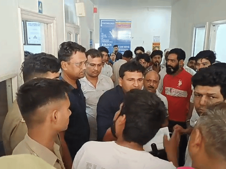हापुड़ में नवजात की मौत पर अस्पताल में हंगामा, VIDEO:परिजनों ने डॉक्टरों पर लापरवाही का आरोप लगाया, पुलिस ने शांत कराया मामला