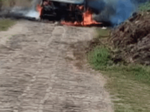 संभल में पूर्व प्रधान के चलती बोलेरो में लगी आग,VIDEO:दो लाख नकदी जला, 16 लाख से ज्यादा के नुकसान की आशंका