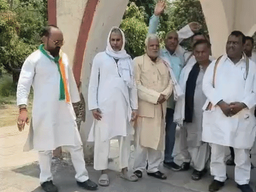 मऊ में कांग्रेस ने कलेक्ट्रेट पर किया प्रदर्शन:फर्जी मुकदमे और अमित शाह की टिप्पणी पर विरोध
