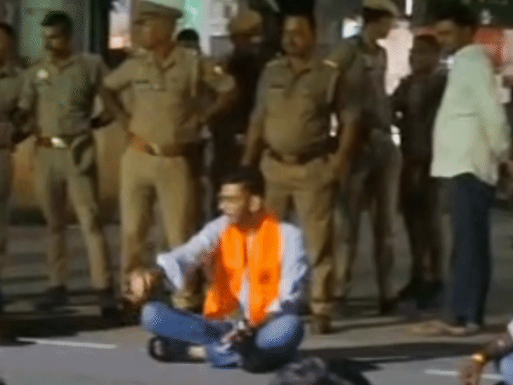 ABVP ने SI पर अभद्रता का आरोप लगाया:कासगंज में निलंबन और रिपोर्ट दर्ज करने की मांग पर प्रदर्शन