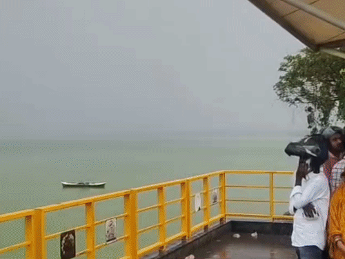 गोरखपुर में चिलचिलाती धूप और उमस के बीच हुई बूंदाबांदी:अगले 3 घंटे में तूफान के साथ बारिश का अलर्ट जारी