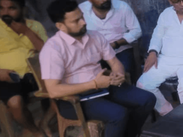 मृतक रामबली के परिजनों से मिले विधायक वेद प्रकाश गुप्त:मुआवजा व किसान दुर्घटना बीमा का लाभ जल्द दिलाने का अधिकारियों को निर्देश