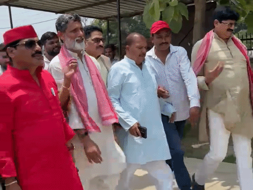 सपा का दावा-जिले में 64000 से अधिक मतदाता डुप्लीकेट:प्रदर्शन कर DM को ज्ञापन सौंपा; कहा-SIR के बाद भी हैं कमियां