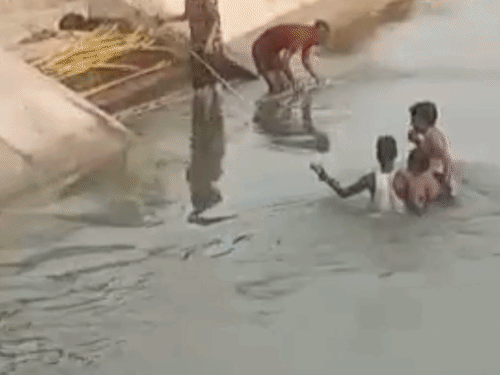 ट्रक नहर में गिरा, चालक सुरक्षित, VIDEO:एटा में नींद आने से हादसा, पुलिस ने निकाला बाहर