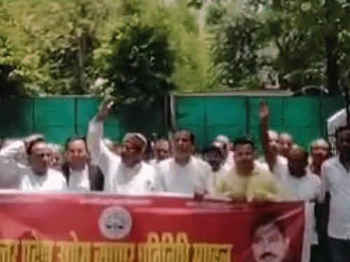 उन्नाव में व्यापार मंडल ने मुख्यमंत्री को सौंपा ज्ञापन:व्यापारियों के लिए बीमा और सुरक्षा की मांग उठी