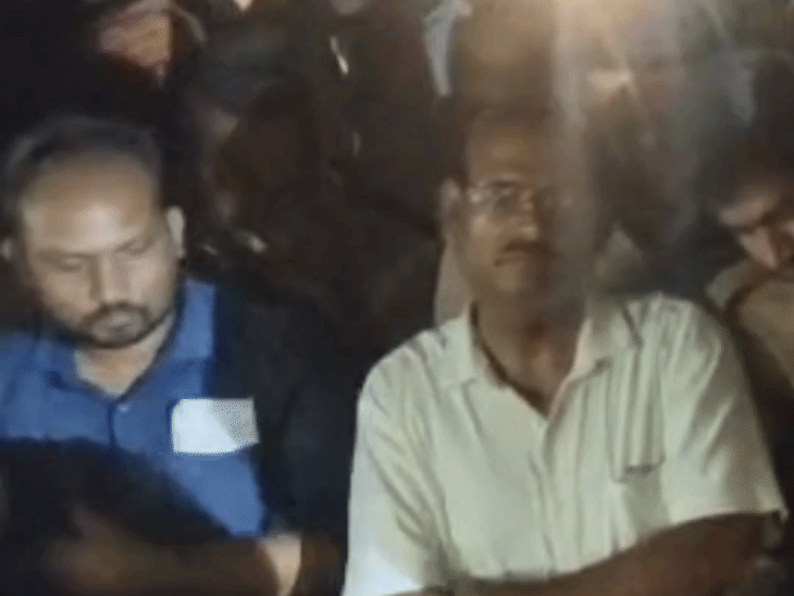 आरोपियों के गिरफ्तारी की मांग लेकर सड़क जाम कर प्रदर्शन:सीतापुर में मारपीट में घायल की मौत के बाद फूटा आक्रोश