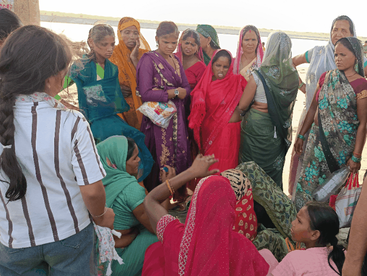 फर्रुखाबाद में कलश विसर्जन के दौरान युवक गंगा में डूबा:ढाई घाट पर बच्चों को नहलाते समय गहरे पानी में गया युवक, घंटों बाद भी नहीं लगा कोई सुराग