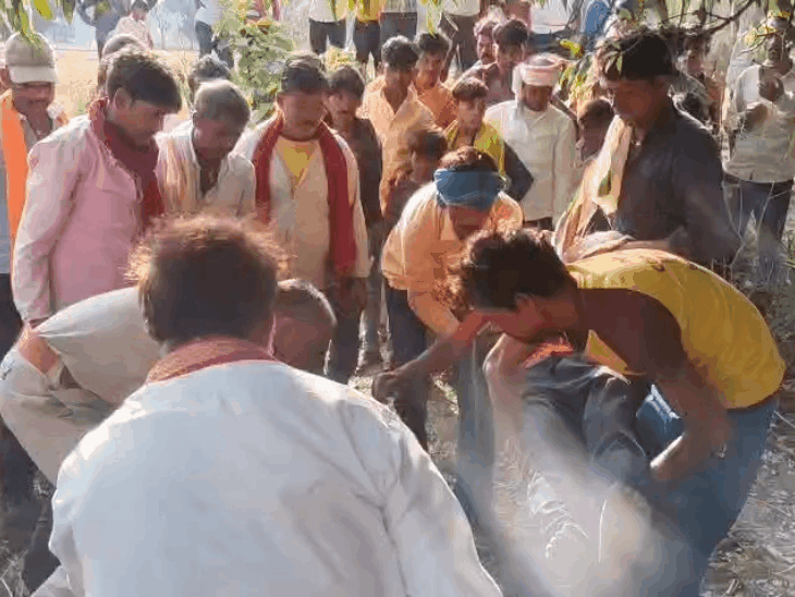 ललितपुर के मड़ावरा में किसान ने की आत्महत्या:खेत पर आम के पेड़ से लटकता मिला शव, पुलिस ने पोस्टमार्टम को भेजा