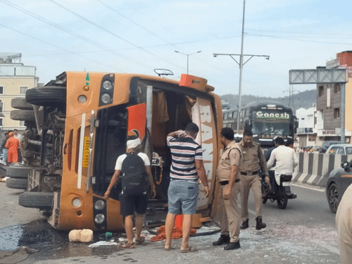 हरिद्वार में बीच हाईवे पर बस पलटी, महिला की मौत:कई लोग गाड़ी के नीचे दबे; 40 से ज्यादा श्रद्धालु आए थे गंगा स्नान करने