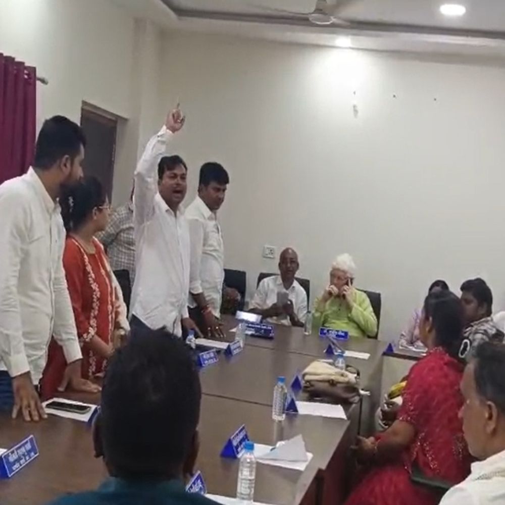 आरंग नगर पालिका में पक्ष-विपक्ष ने अध्यक्ष को घेरा:​10 दिन में काम शुरू न होने पर उग्र आंदोलन की चेतावनी;डॉ. संदीप बोले-गरिमा बनाए रखें
