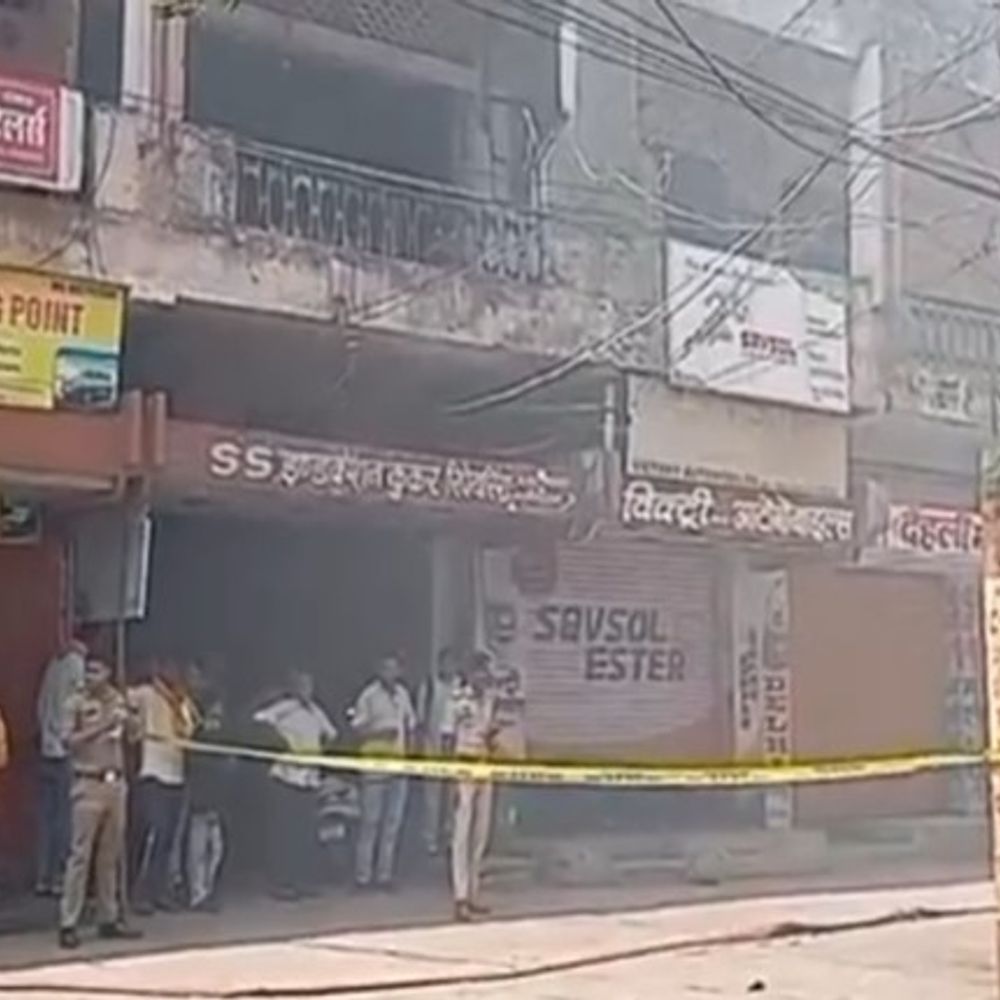 सीबीआई के जोनल ऑफिस में लगी आग:राहगीरों की सूचना पर पहुंची पुलिस-फायर ब्रिगेड की टीम,   शॉर्ट सर्किट से आग लगने की आशंका