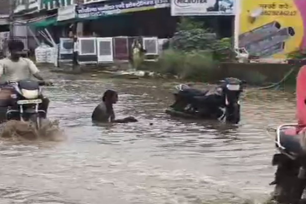 अलवर-कोटपूतली मुख्य सड़क पर भरा 2 फीट पानी, वाहन चालक परेशान