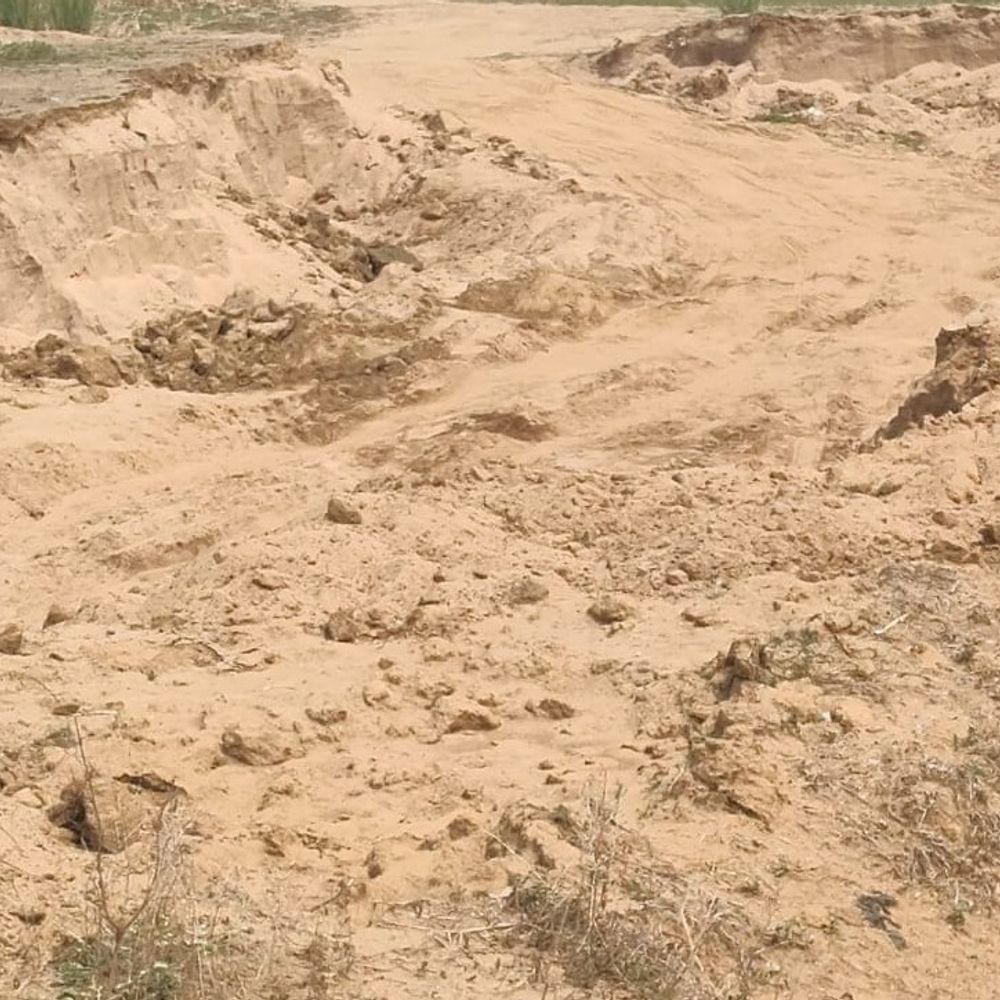 औरंगाबाद में बटाने नदी से हो रहा अवैध बालू खनन:गांव के लोगों ने पुलिस पर मिलीभगत का आरोप लगाया, बोले- रातभर निकाली जाती है रेत