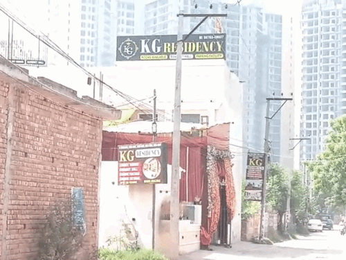 लुधियाना केजी गेस्ट हाउस में पुलिस की रेड:चल रहा था जुए का अड्डा,1 लाख कैश समेत 6 जुआरी गिरफ्तार