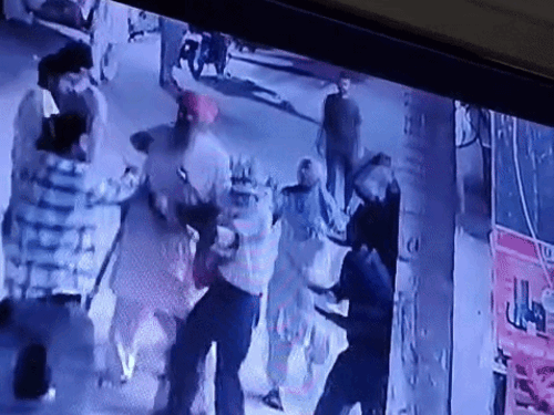लुधियाना तलाक को लेकर पत्नी ने पति पर किया हमला:पत्नी ने प्रेमी,मां और बहन के साथ मिलकर पति पर दात-गंडासों से वार घटना का सीसीटीवी आया सामने